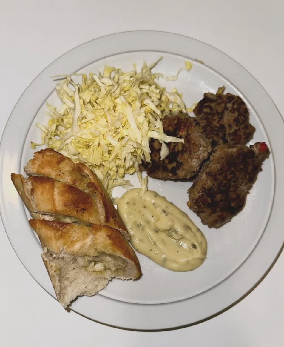 Hakkebøffer med spidskål og bearnaise