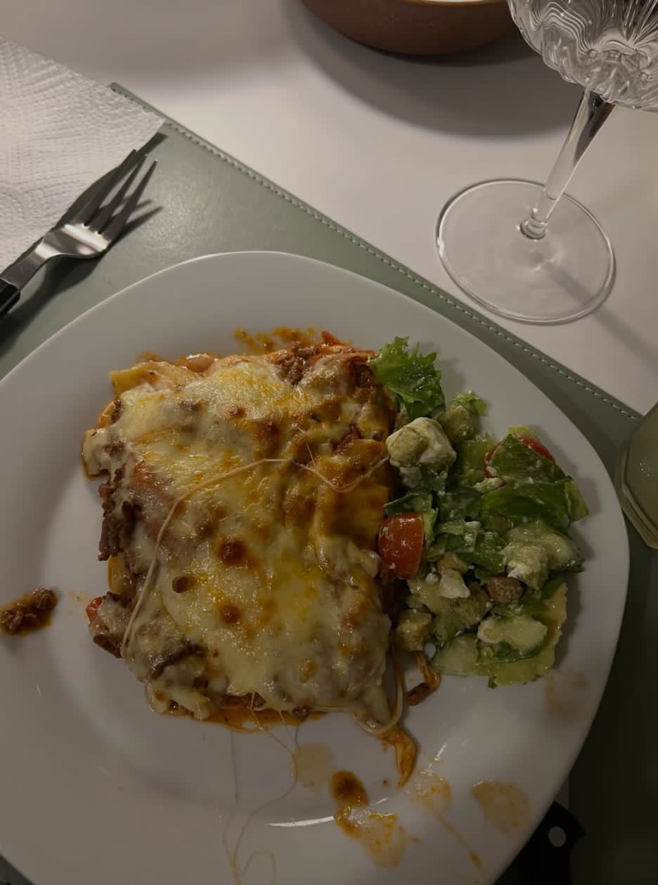 Klassisk lasagne med sprød avocadosalat