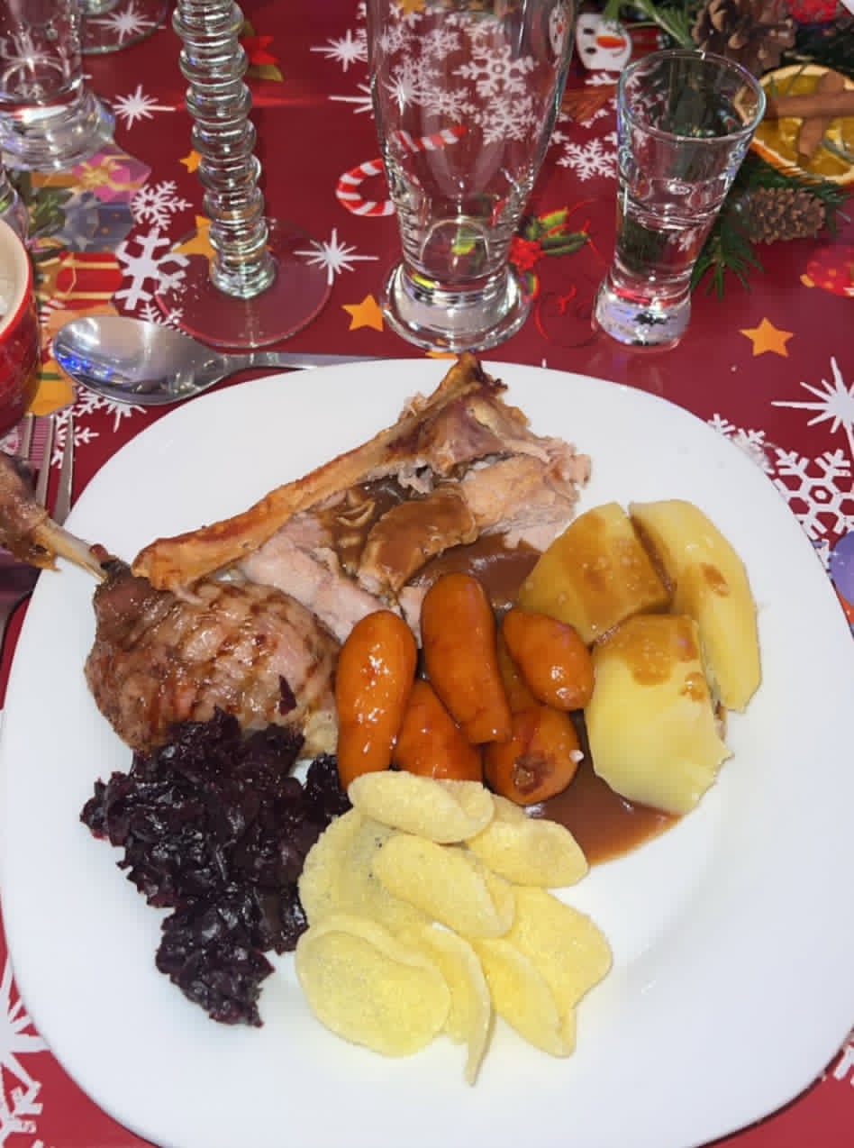 Julemiddag med and, brune kartofler og rødkål