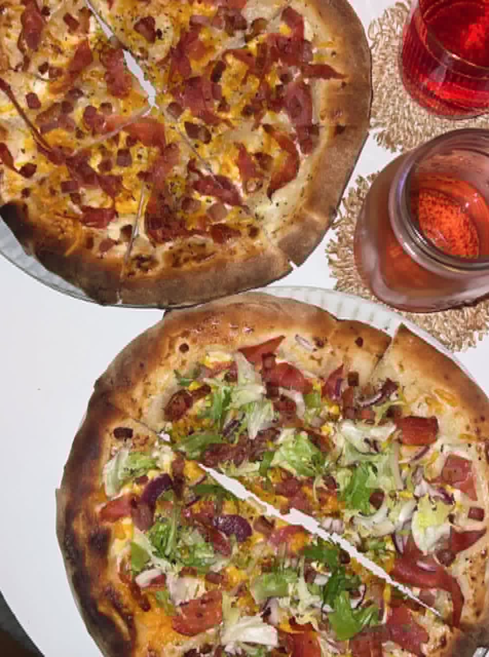 To pizzaer — bacon-mais & bacon-salat