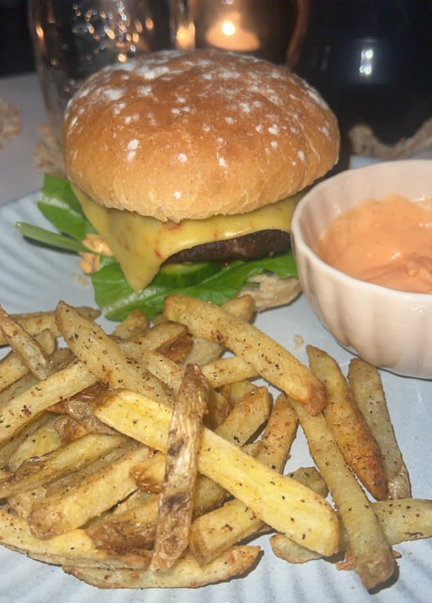 Hjemmelavet cheeseburger med sprøde pommes