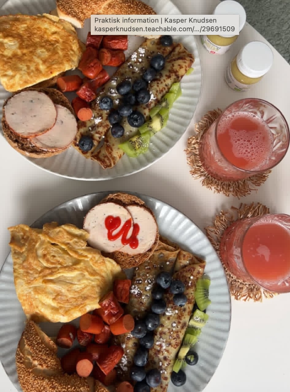 Weekendbrunch med pandekager og omelet