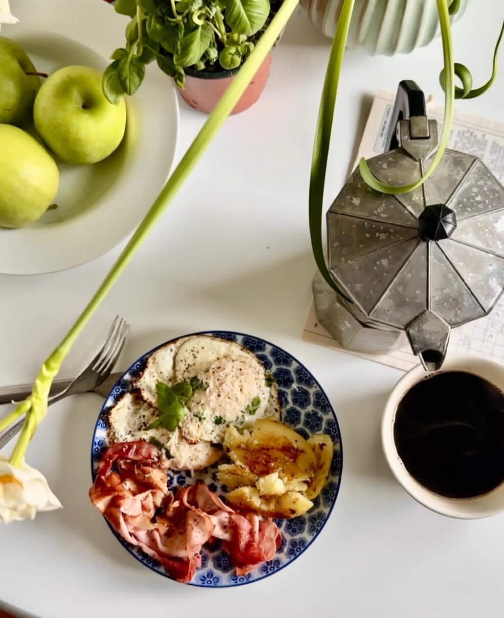 Æg, bacon og smaskede kartofler