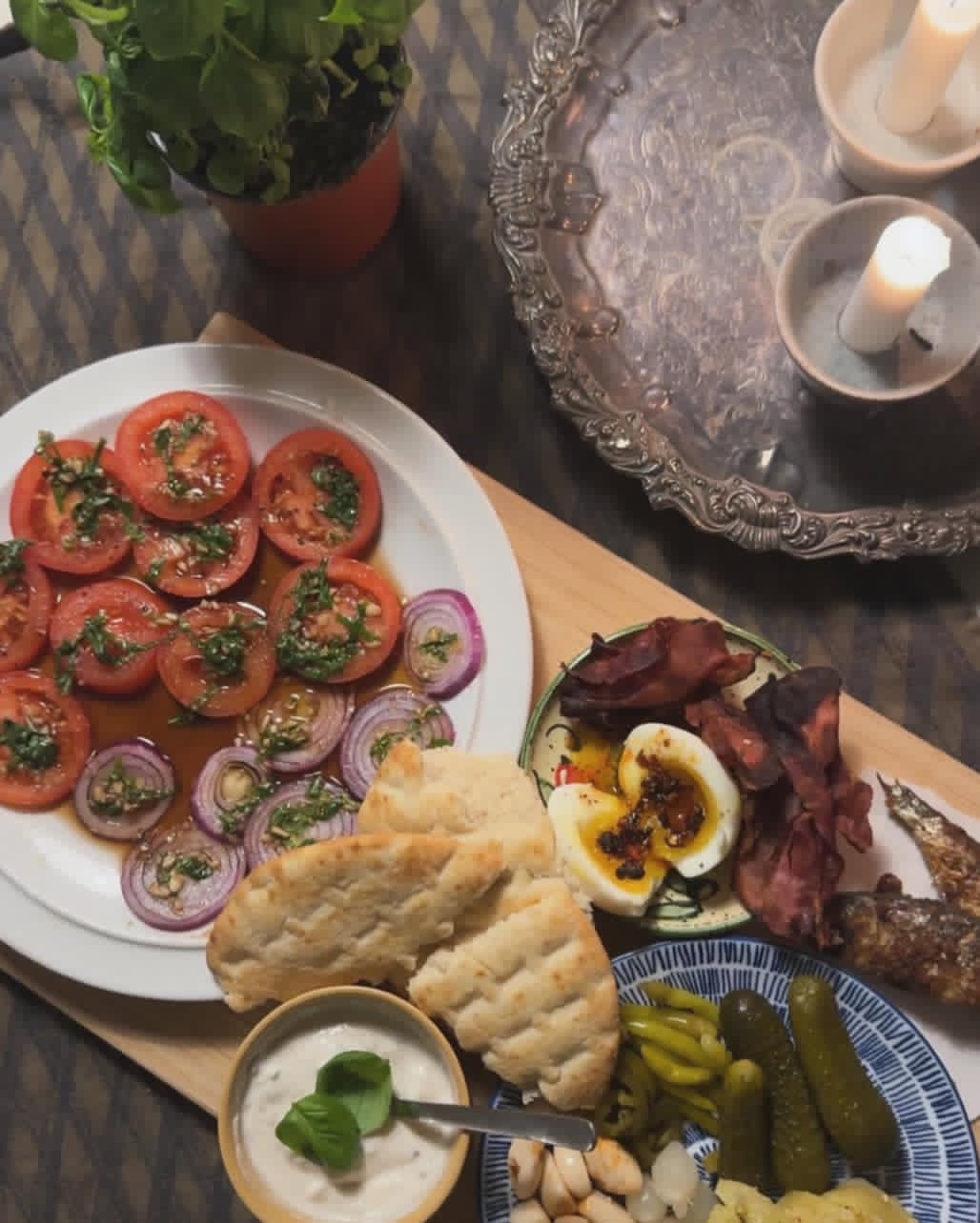 Middelhavsplatte med tomatsalat og fladbrød