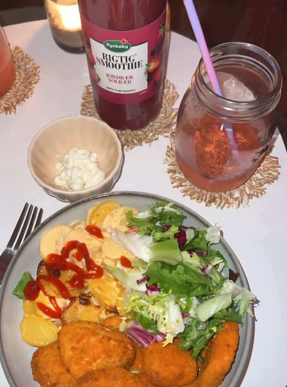 Kyllingenuggets med flødekartofler og salat