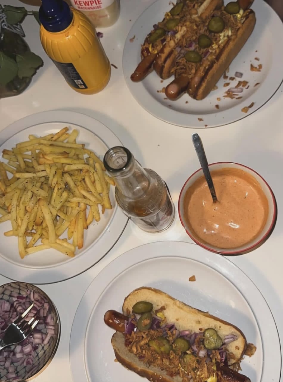 Hotdogs med pulled pork og krydrede pomfritter