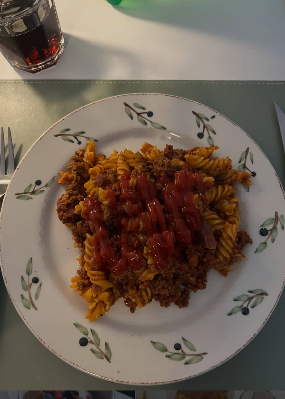 Pasta med kødsauce (og en ordentlig sjat ketchup)