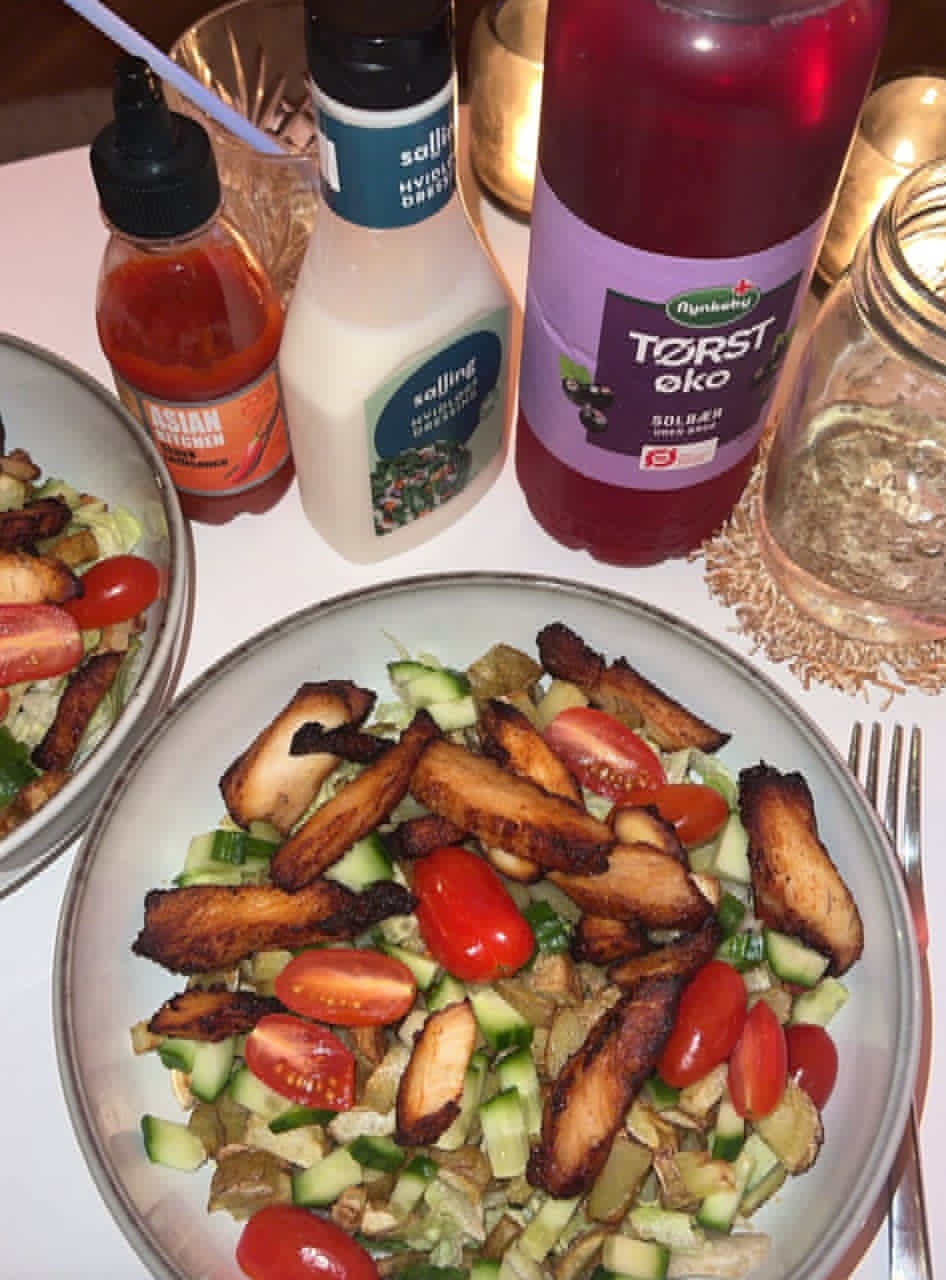 Sprødstegt kyllingesalat med tomat og agurk