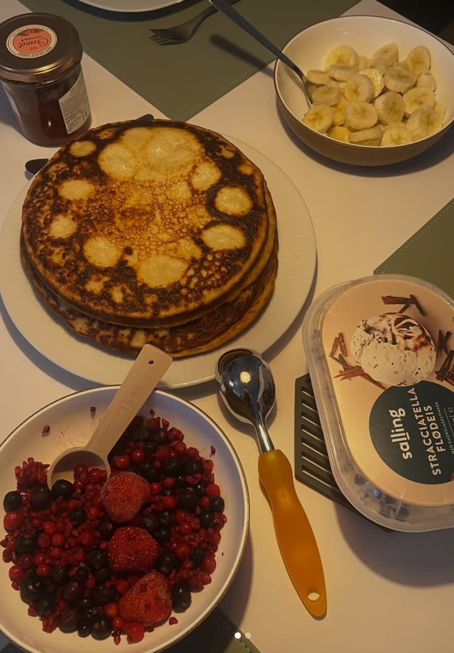 Pandekager med varme bær og stracciatella-is