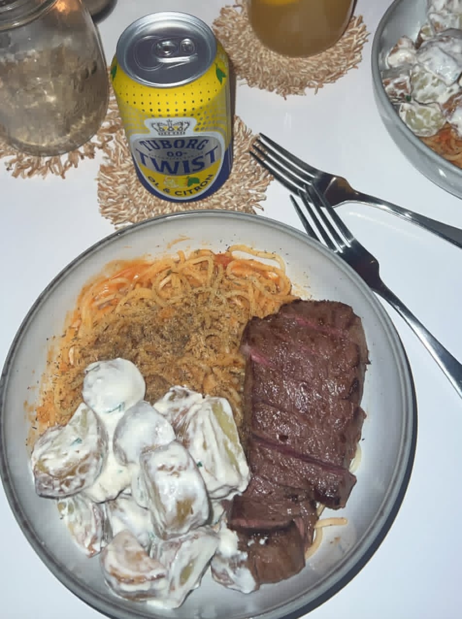 Bøf med spaghetti og cremet kartoffelsalat