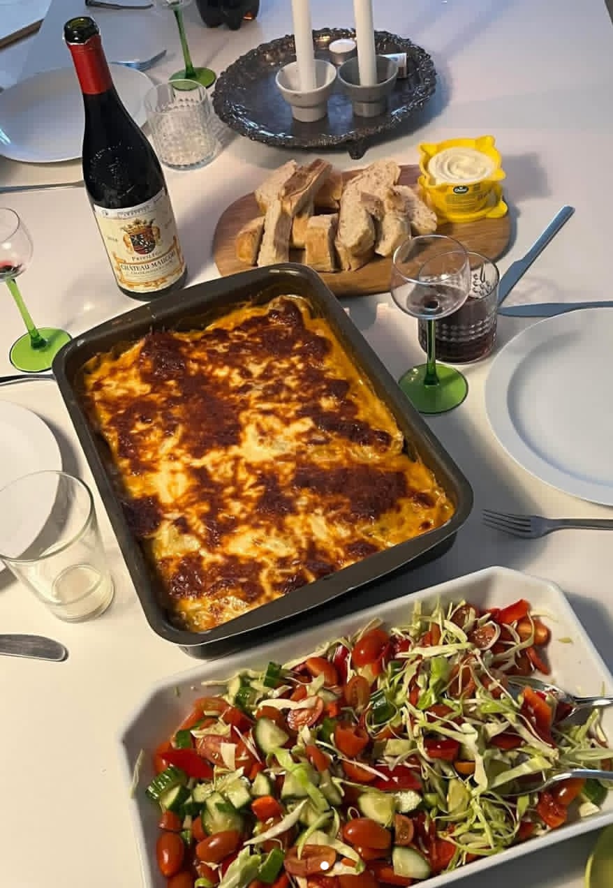 Moussaka med sprød ostetop og frisk tomatsalat